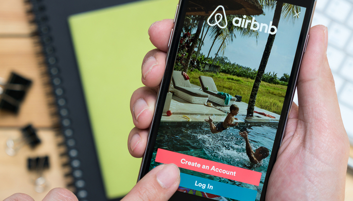Airbnb dismisses 25% of its employees